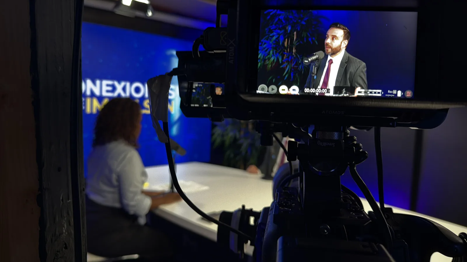 Monitor de cámara encuadrando a un invitado durante una grabación de podcast en el estudio