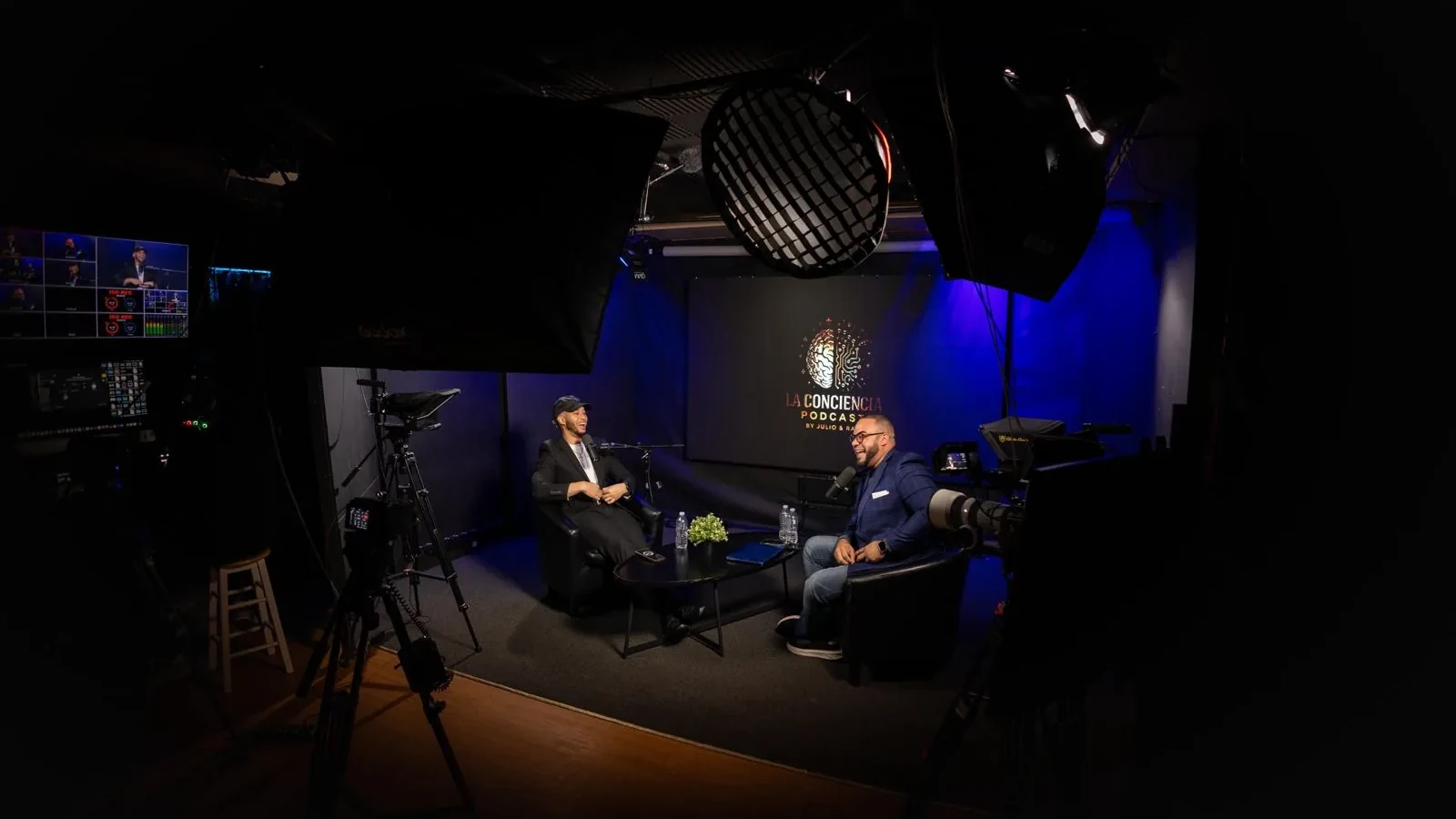 Vista amplia del estudio durante una grabación, con cámaras y luces montadas