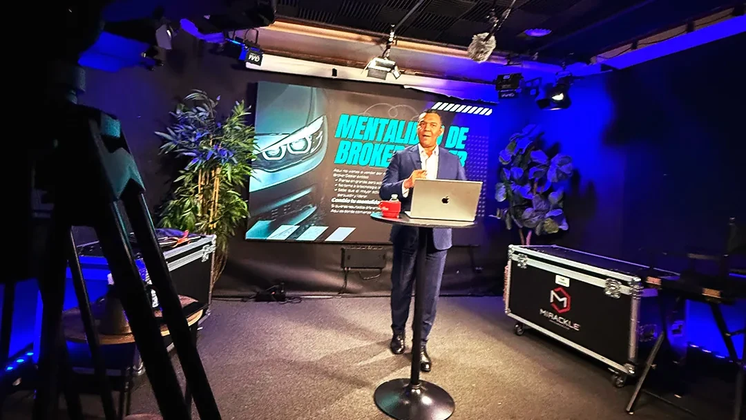 Una persona presentando a cámara en el estudio con un gráfico en la pantalla