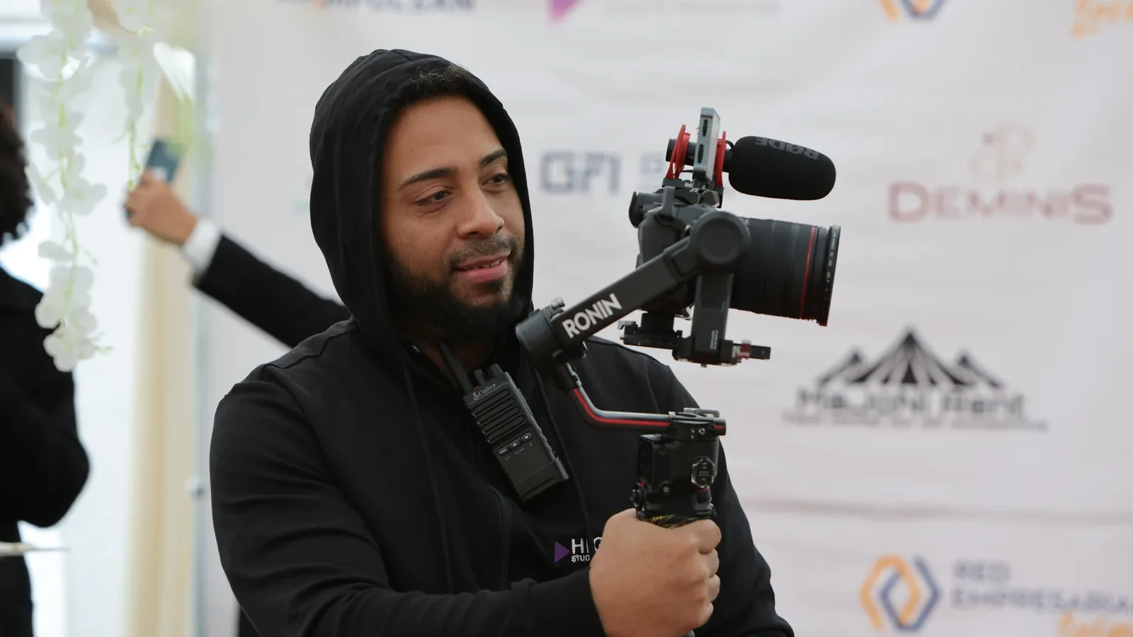 Operador de cámara con gimbal grabando en un evento de negocios