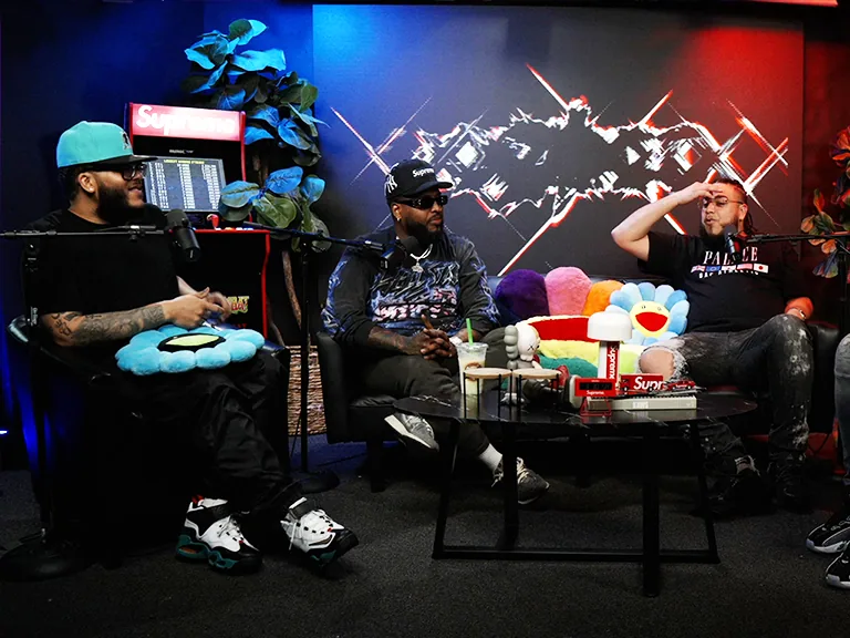 Set de podcast con pantalla LED en Higher Studio Production