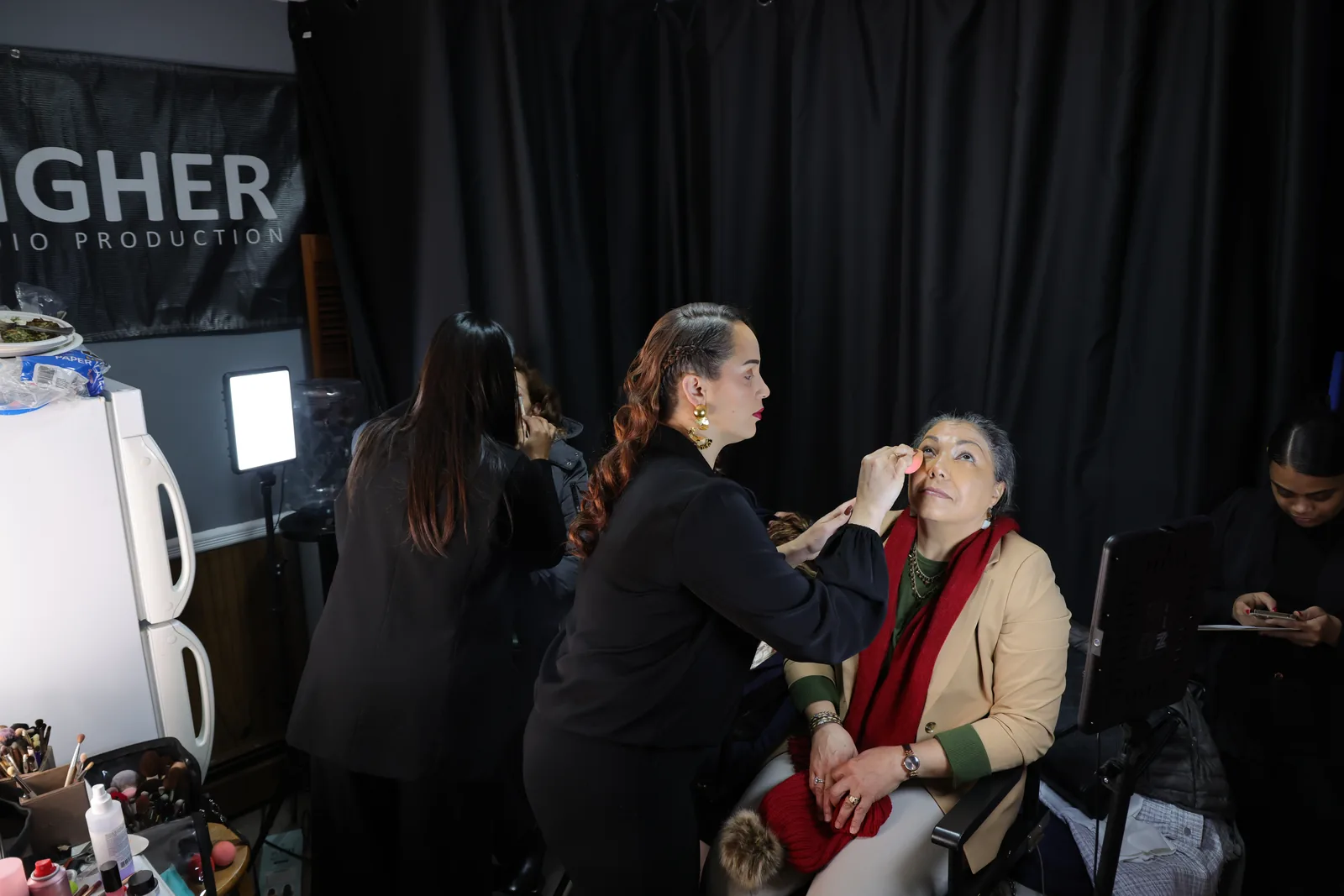 Peinado y maquillaje en el sitio antes de que nadie se siente frente a una cámara. Casi nadie está acostumbrado a que lo graben, y eso se le nota en la cara antes de que se note en la edición.