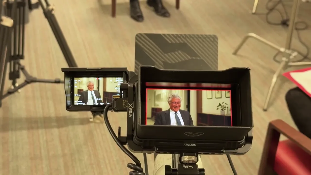 El plano como lo ve el director, en un monitor externo, para decidir el encuadre antes de la toma y no en la edición.